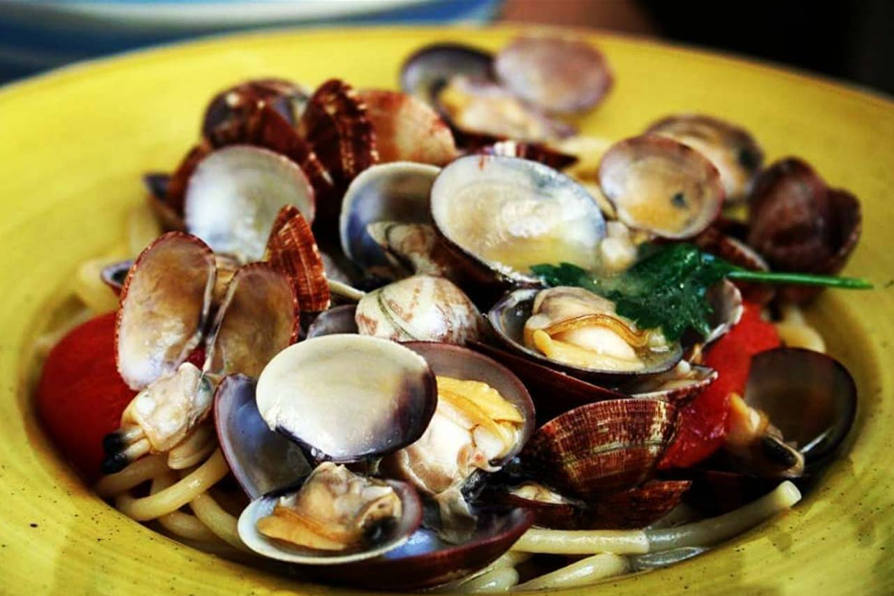 Traditional Italian seafood dishes, spaghetti with clams cooked by the Ristorante Savò