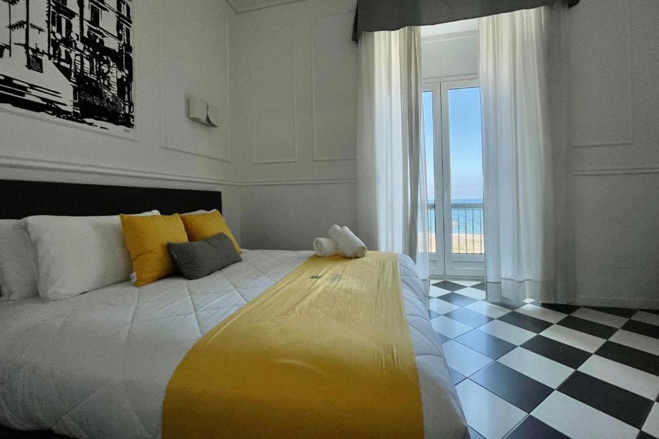 Elegant room with balcony in Hotel Stabia