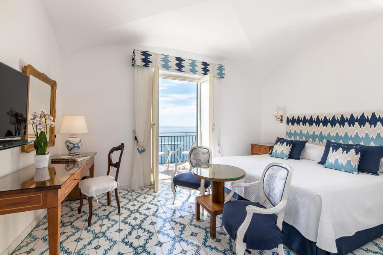 Luxury room with overlooking view of the sea from the terrace in Hotel Santa Caterina