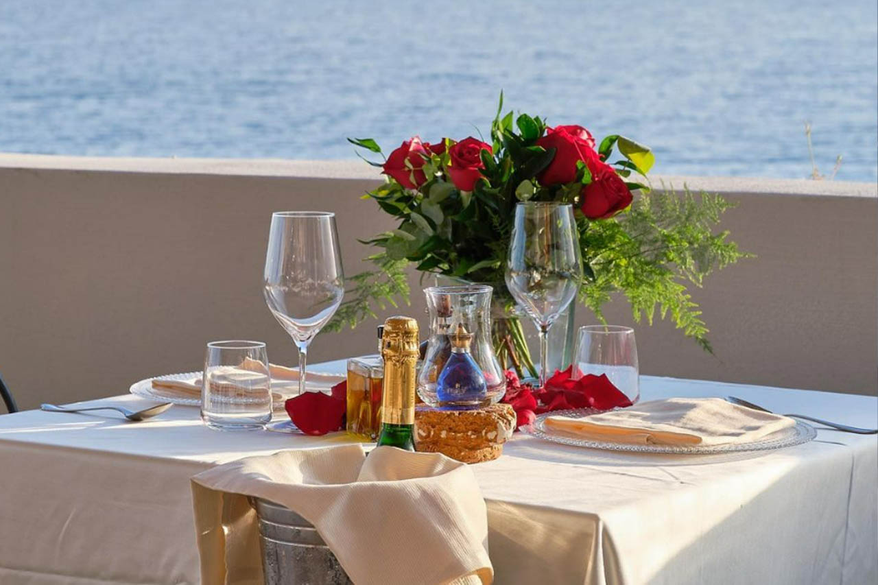 Romantic dining table served by the Ristorante Torre Normanna