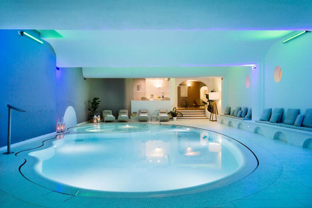 Elegant indoor pool in Hotel Piccolo Sant'Andrea