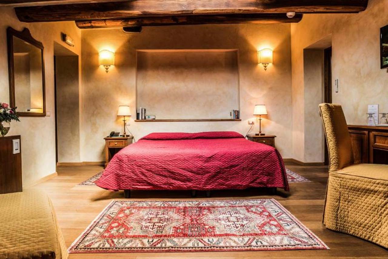 Authentic luxury bed room in Hotel Palazzo San Niccolò & Spa