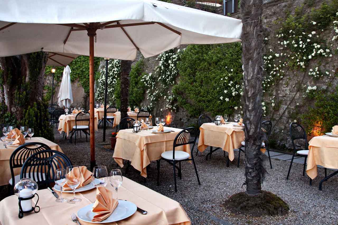 Elegant outdoor dining area in La Perla del Palazzo