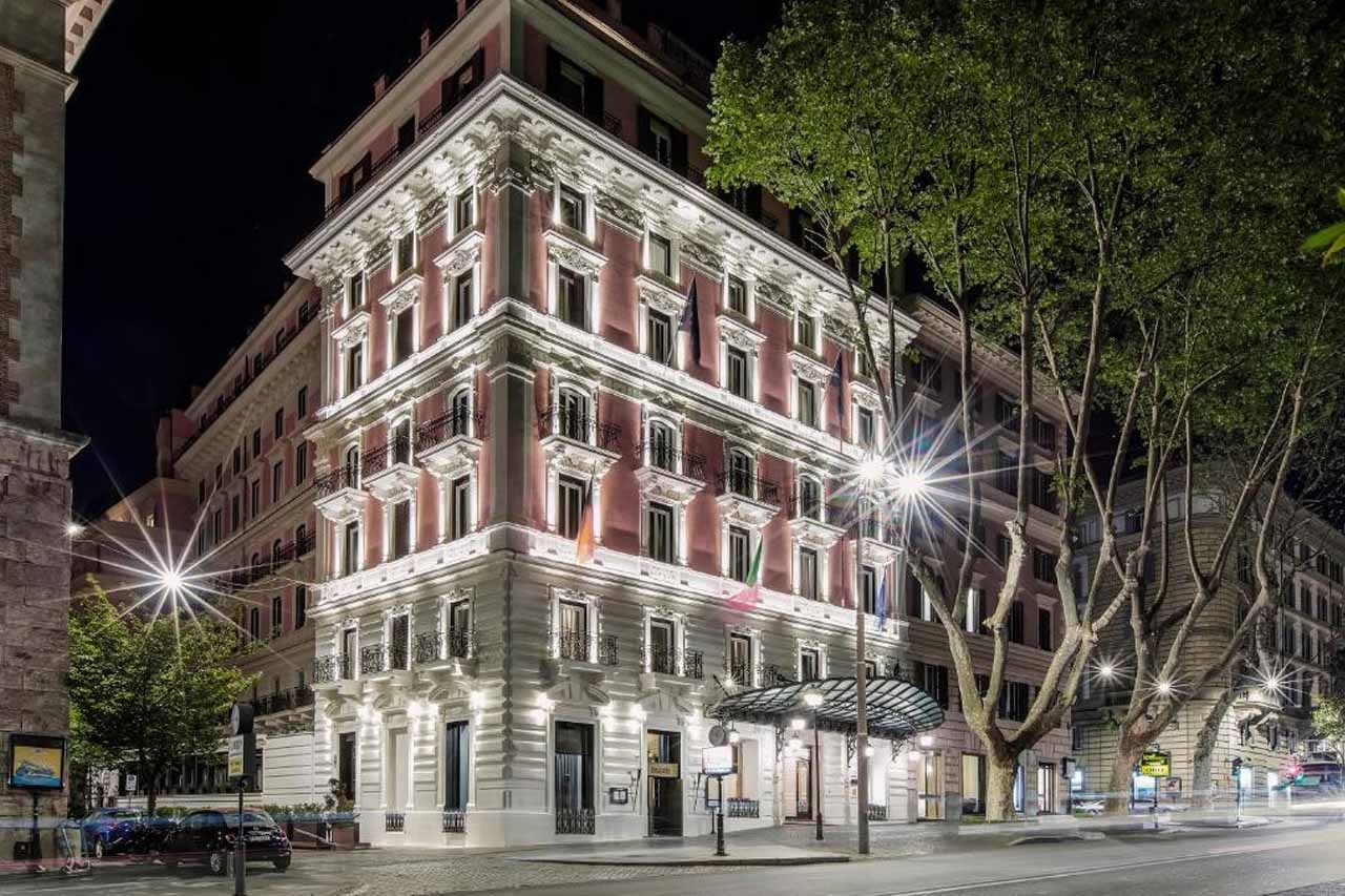 Outside view of the Baglioni Hotel Regina during nighttime