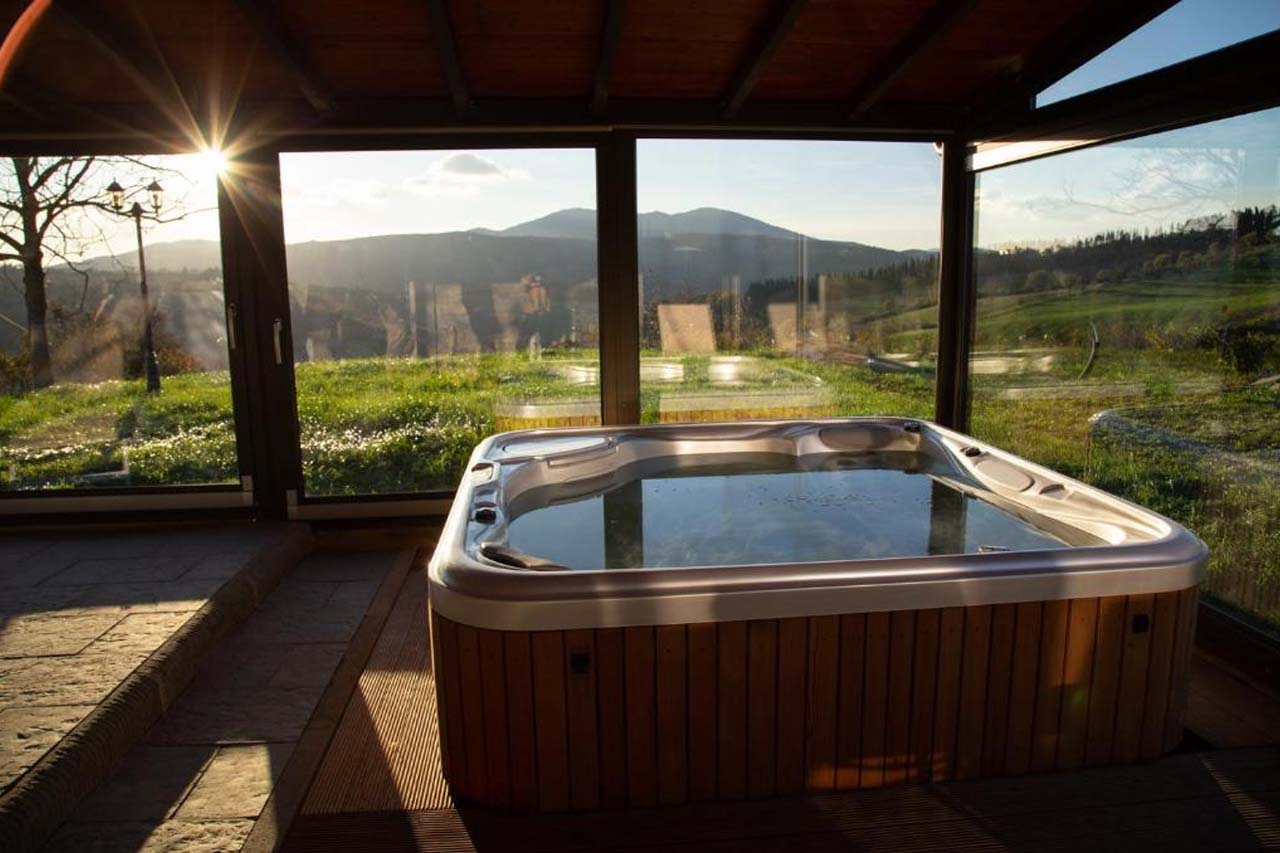 Hot tub inside the Agri Resort & SPA Le Colline del Paradiso with a stunning view of the landscape