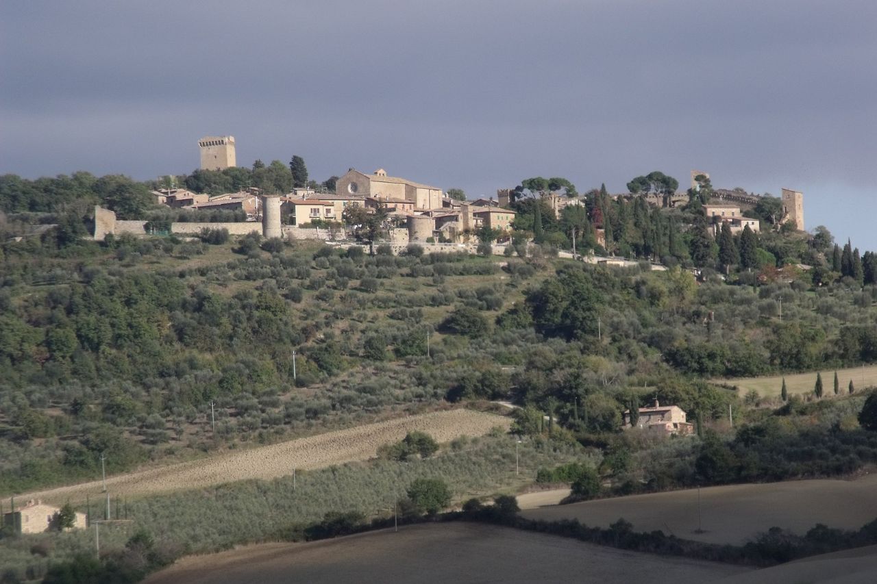 Monticchiello seen from the countryside, in Val d'Orcia