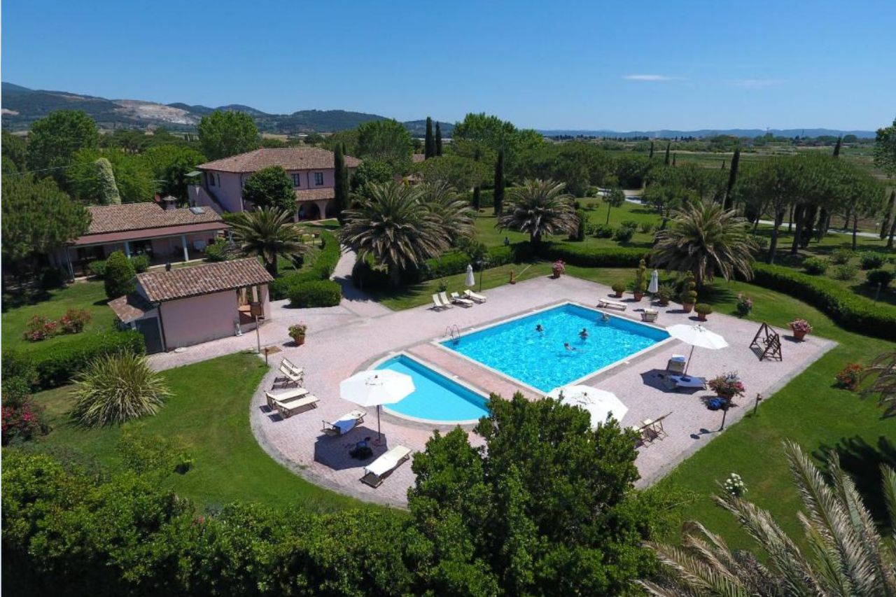 Aerial view of the Agriturismo Villa Toscana with large outdoor pool