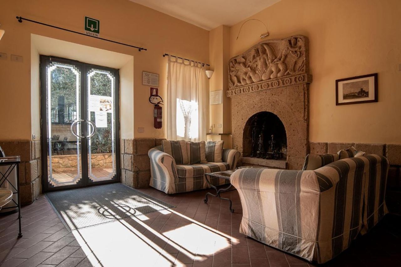 A luxury room of Hotel Scilla in Sovana